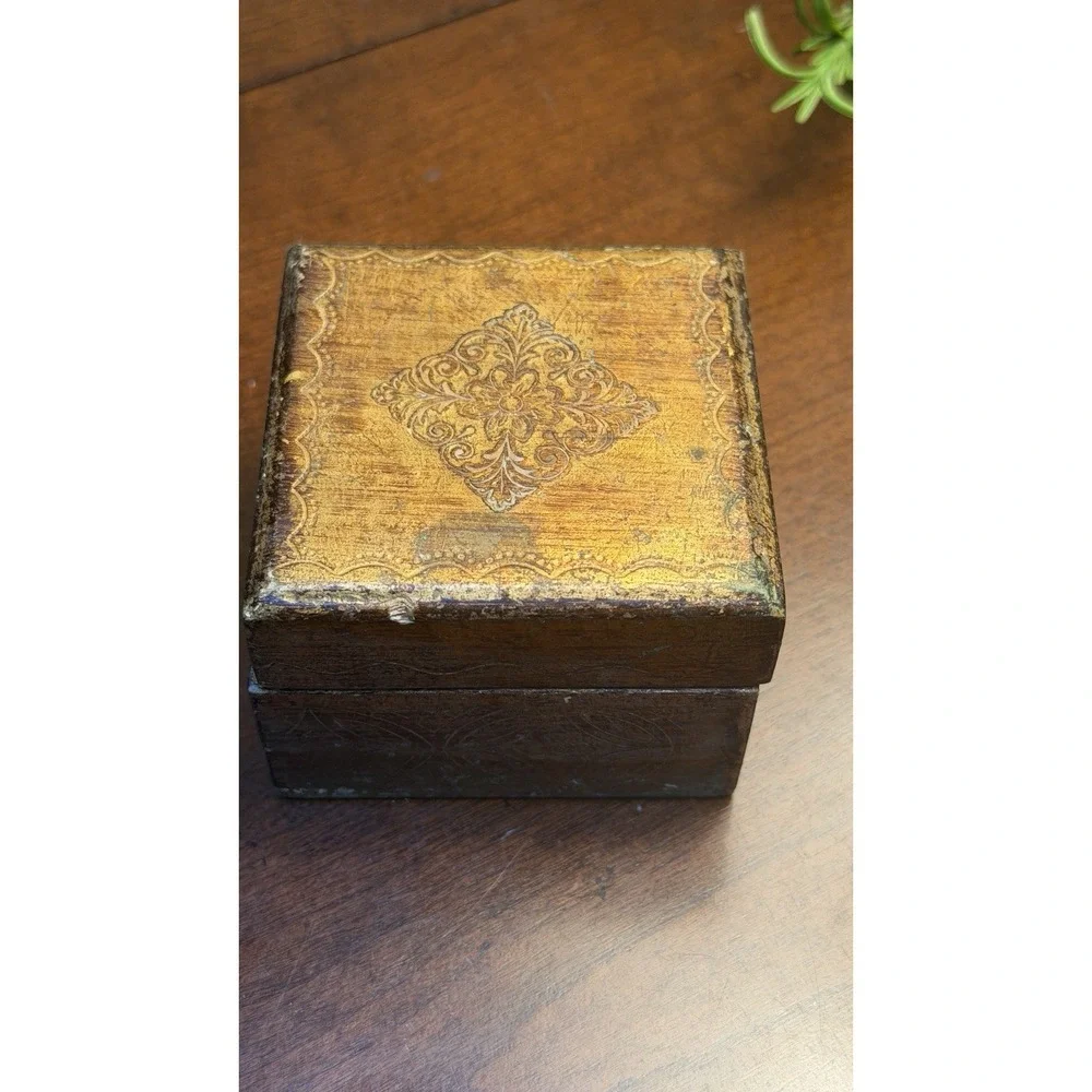 Vintage Italian Florentine Gilt Wood Trinket Box – Gold & Hand-Painted Design